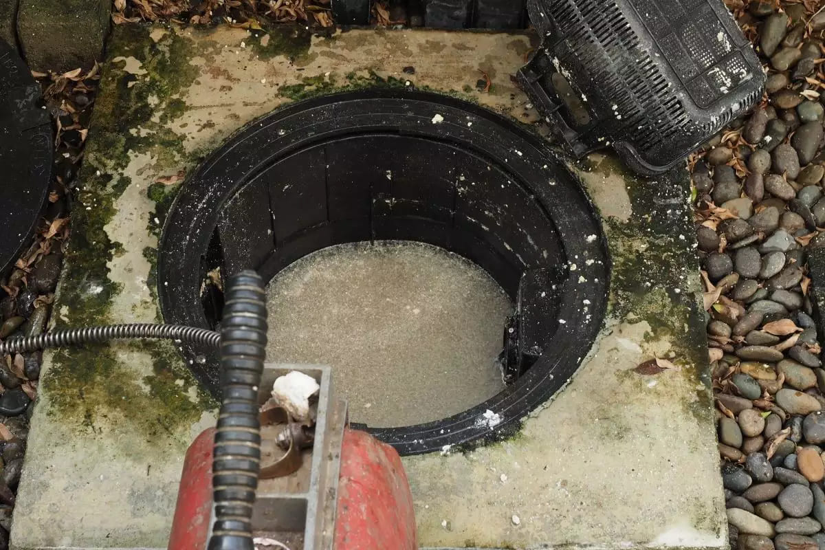 Caixa de gordura cheia causando retorno de água pelo ralo