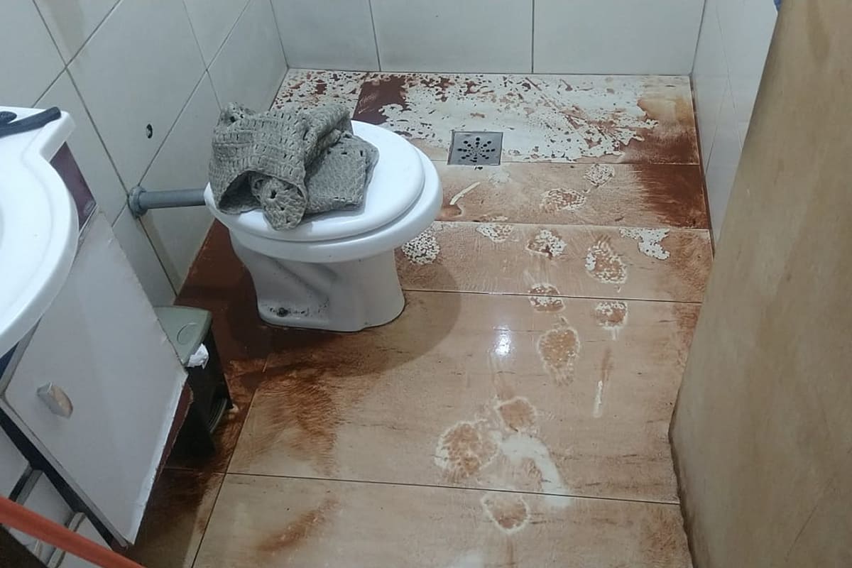 Esgoto entupido causando alagamento