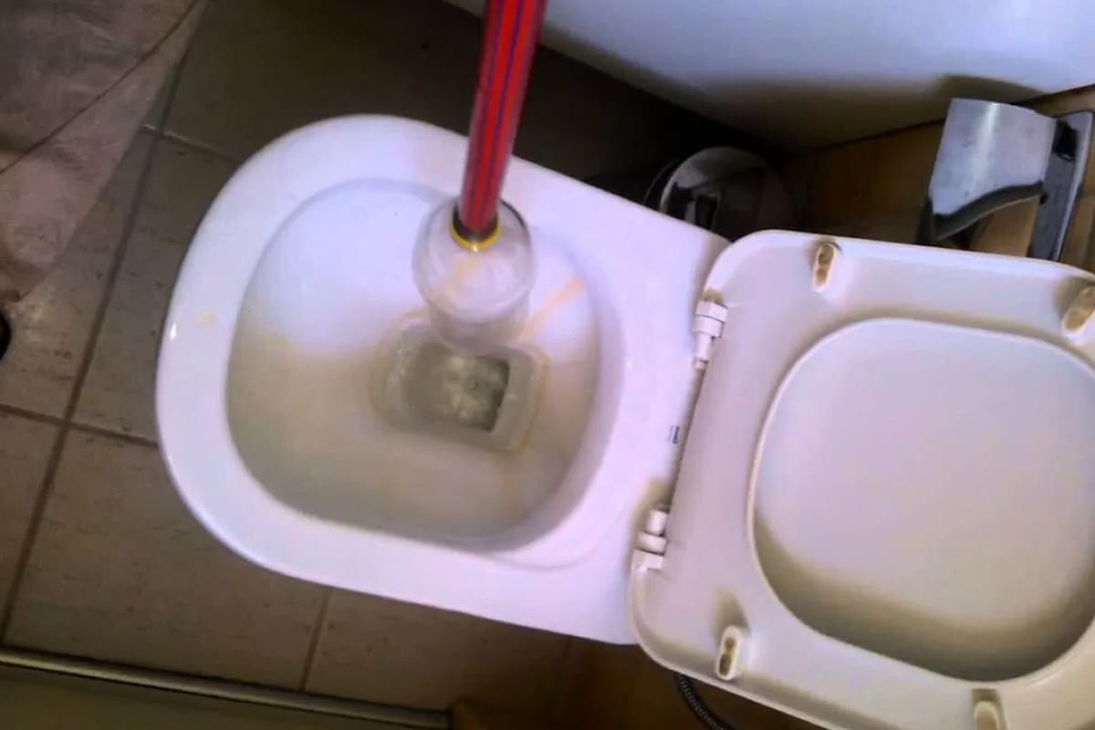 Técnica com garrafa PET sendo utilizada no vaso entupido