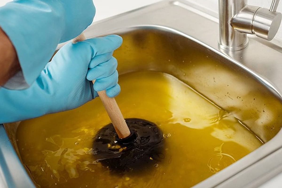  Pia de cozinha entupida com água acumulada