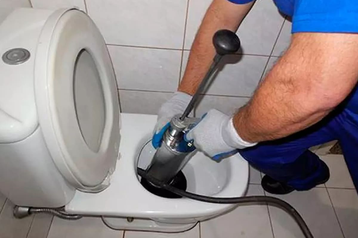 Profissional de desentupidora 24 horas trabalhando