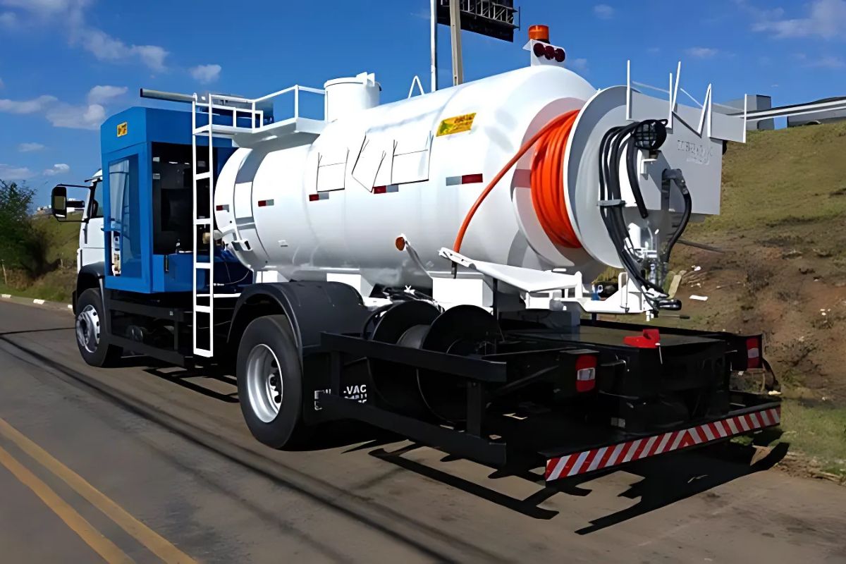 Máquina de hidrojateamento utilizada para limpeza de tubulações