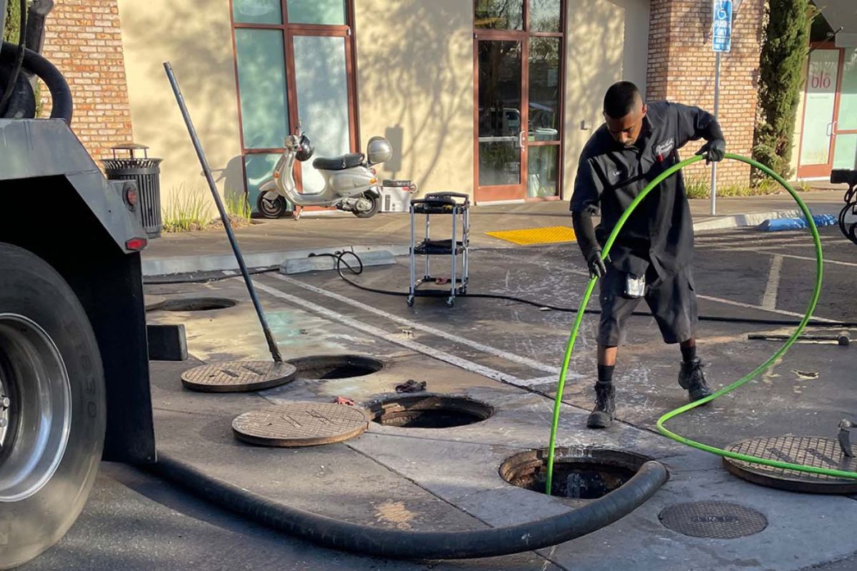 Equipamento de hidrojateamento realizando limpeza em rede de esgoto