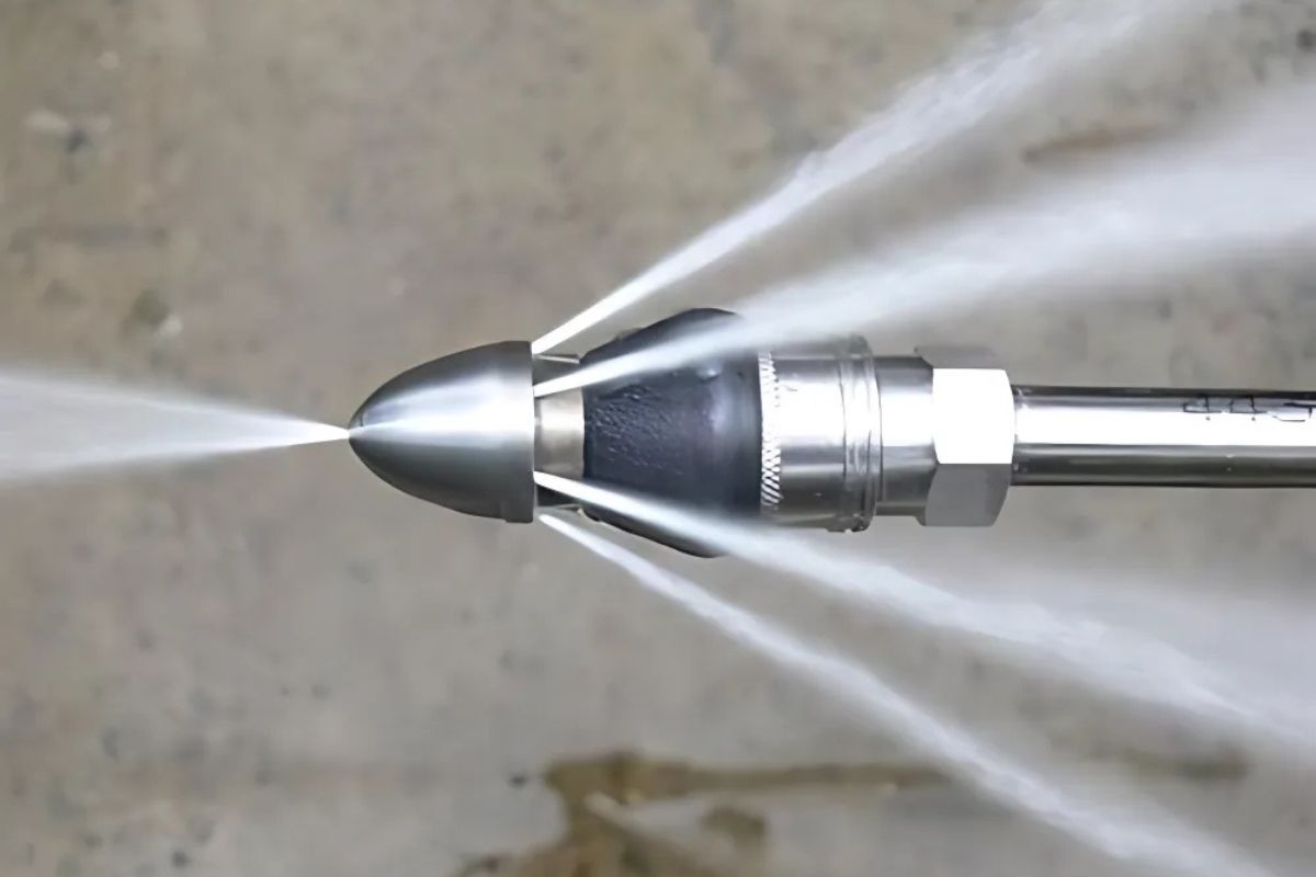 Técnica mostrando o resultado da limpeza profunda com hidrojato