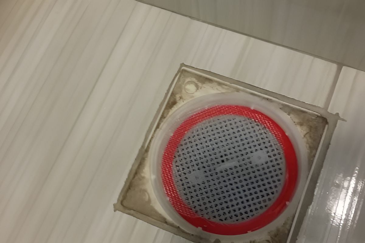 Tela protetora instalada em ralo de banheiro