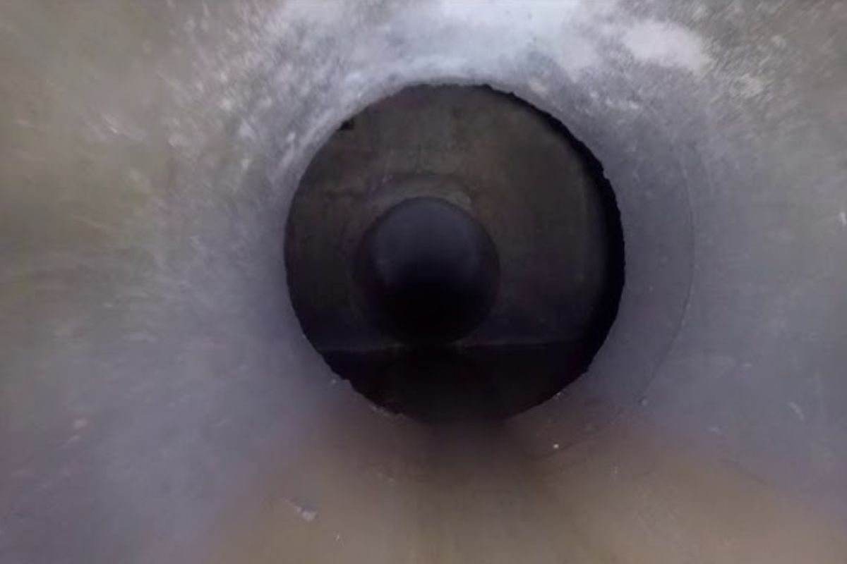Vídeo inspeção sendo feita em uma coluna de esgoto
