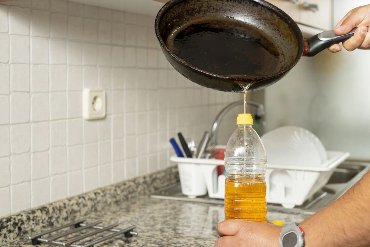Pessoa colocando óleo usado em garrafa PET para descarte consciente