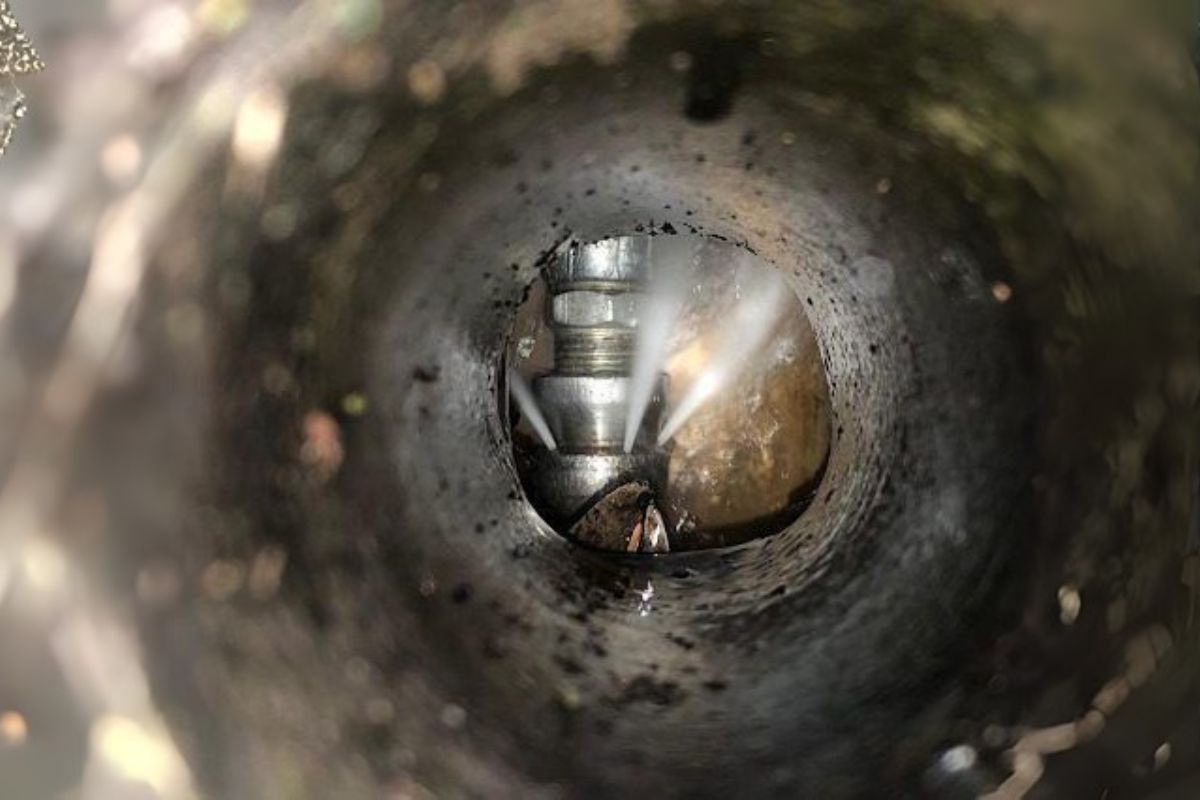 Hidrojateamento sendo realizado em tubulação obstruída com gordura