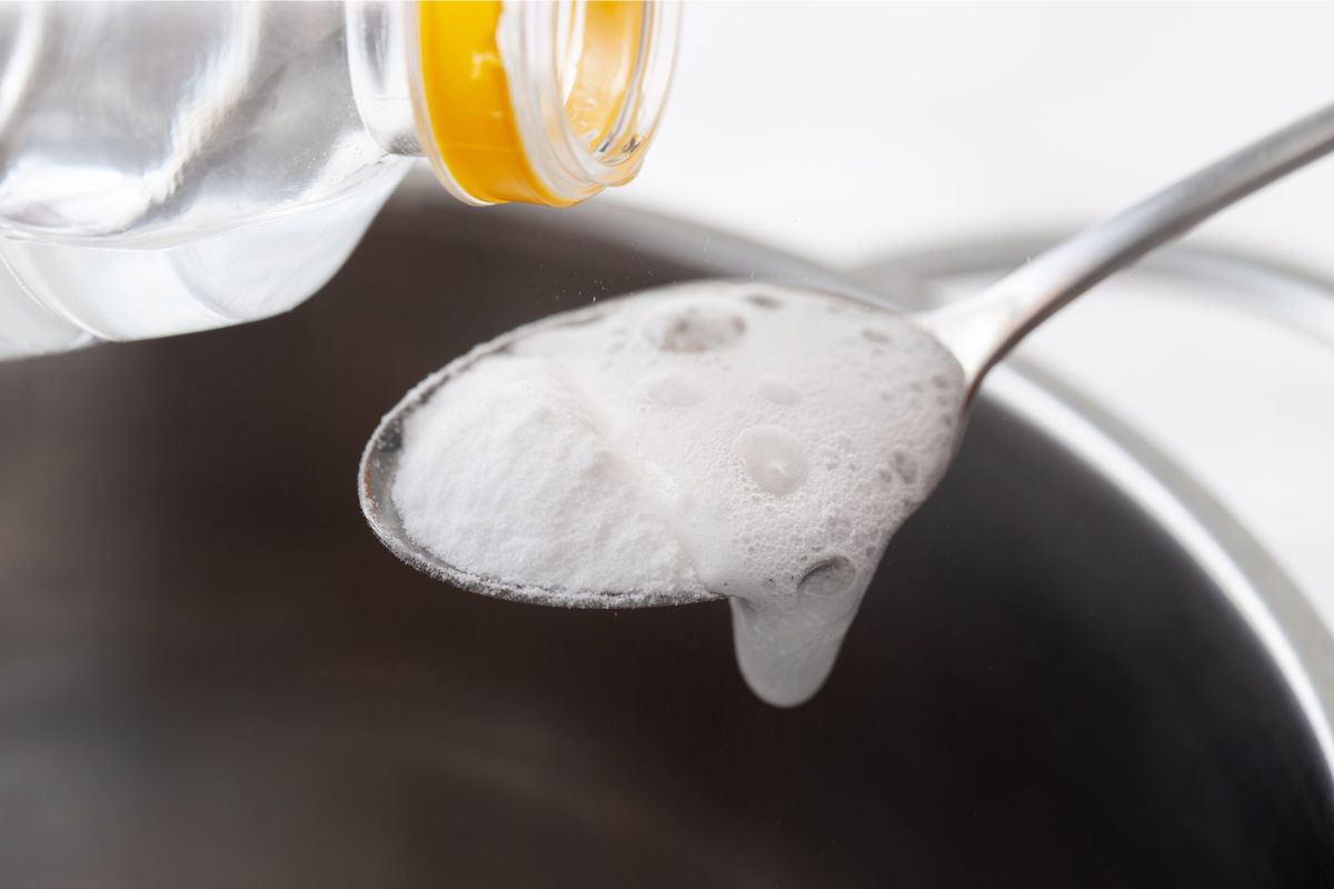 Mistura de bicarbonato de sódio e vinagre sendo usada em uma pia