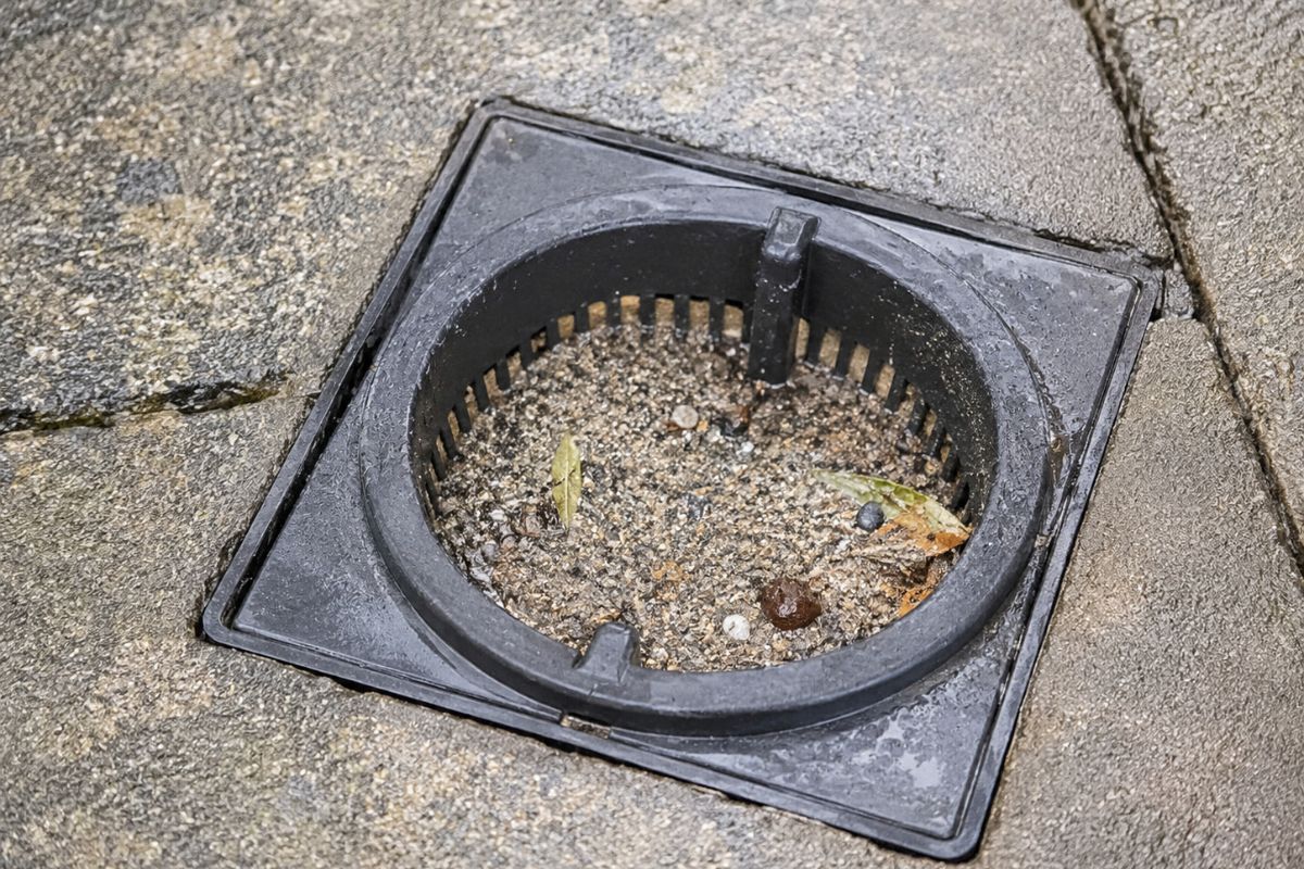 Foto mostrando ralos externos com peneiras e filtros instalados para impedir a passagem de areia.
